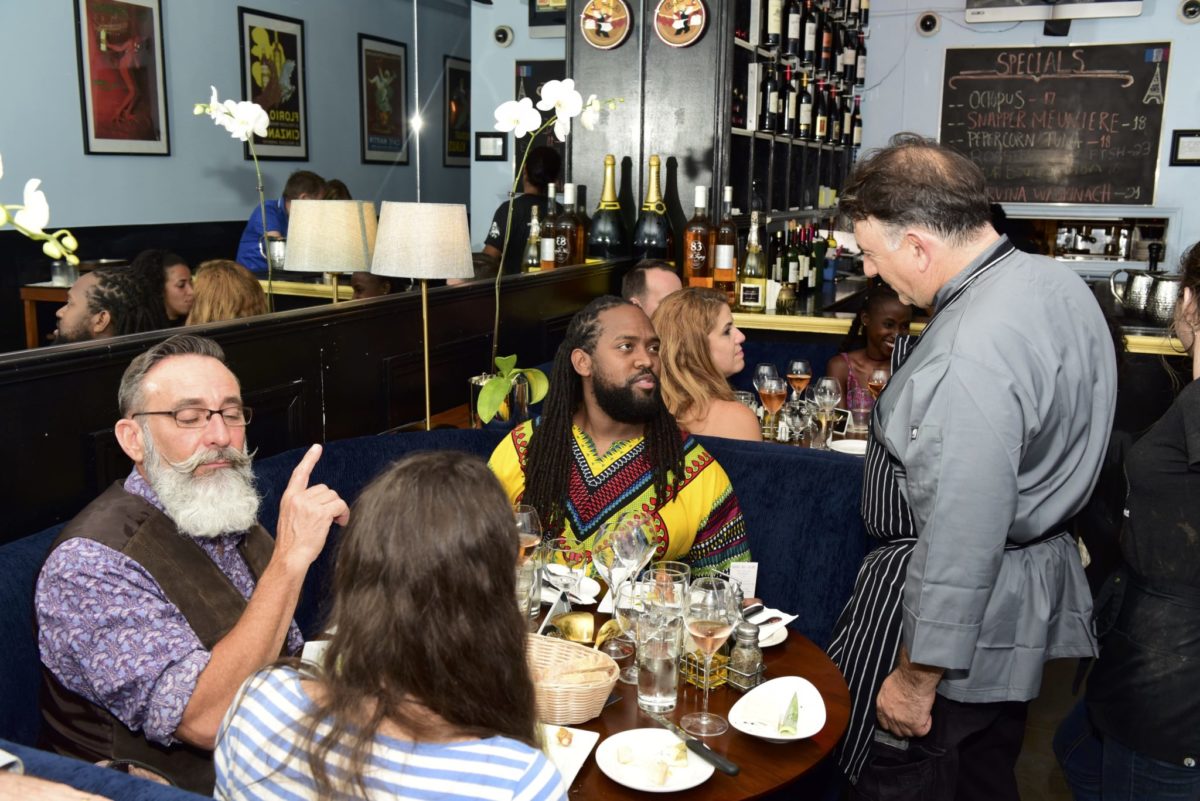 french-restaurant-with-white-people